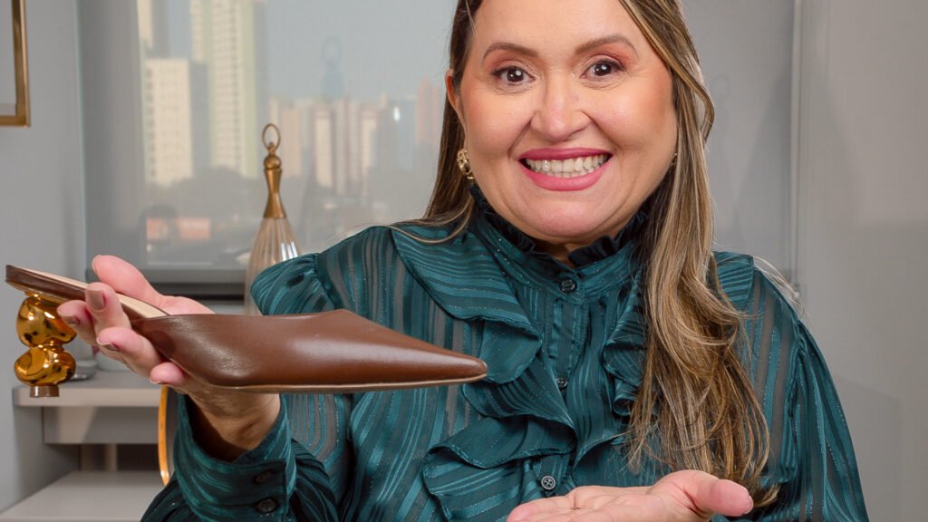 Dra. Elisabete ilustrando o título do artigo exibindo um sapato de salto alto.